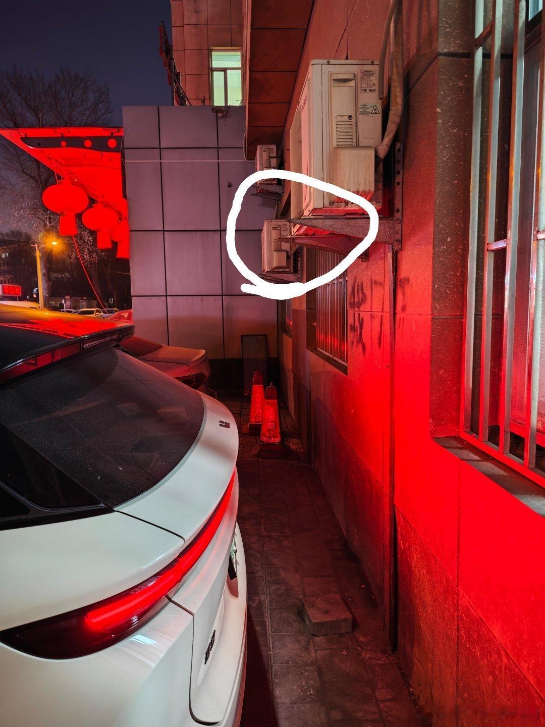 如图所示，车后上方有悬臂结构（空调支架），开后备箱差点撞上，多亏我及时触发防夹（