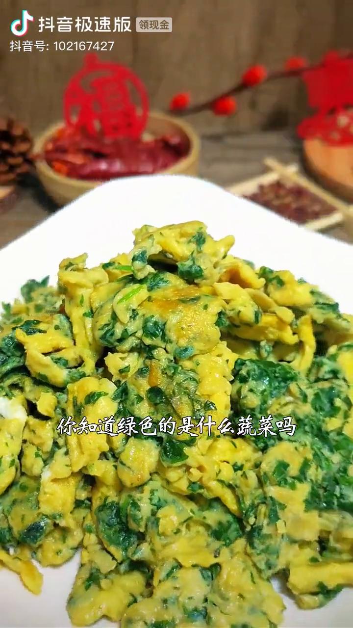 这道菜清香滑嫩又营养丰富。你知道绿色的是什么蔬菜吗？就是平时丢掉的芹菜叶。其实芹