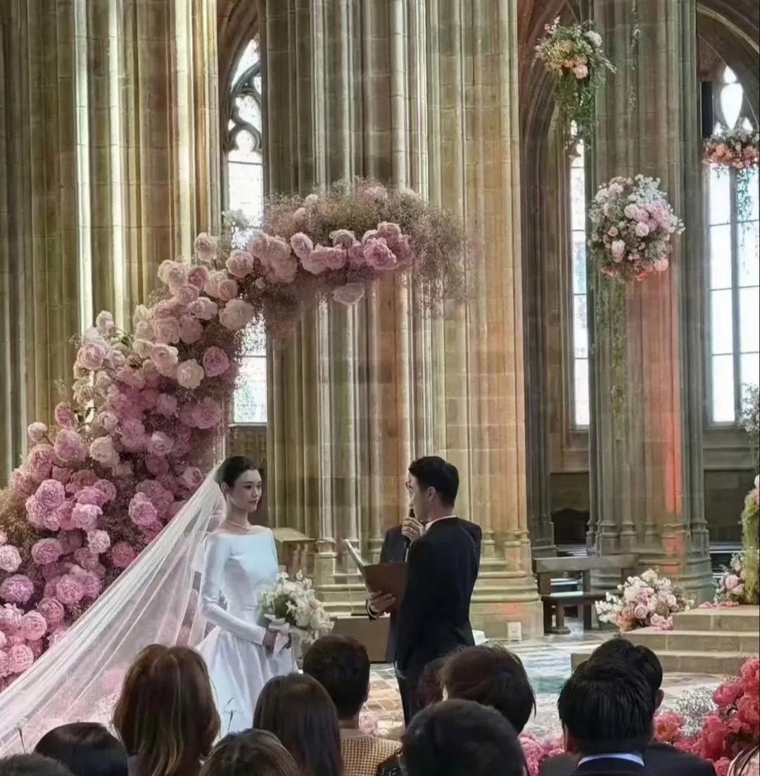 奚梦瑶婚礼仪式照片终于出来了！果然，她真的选择了Dior家那件最素的婚纱。 