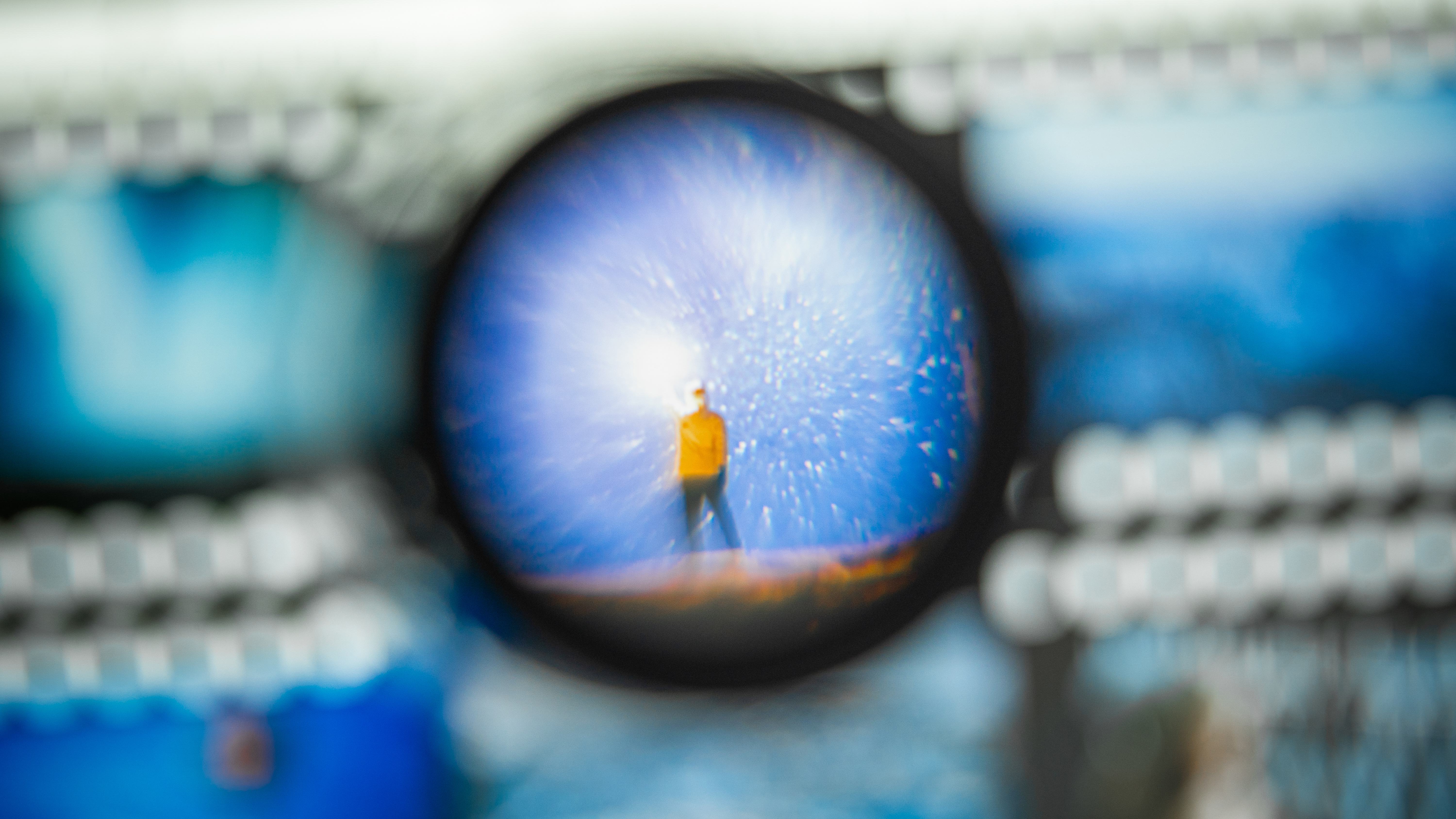 OPPO的发布会邀请函挺文艺的，给了一个胶片观景台。用目镜还可以放大看底片细节，