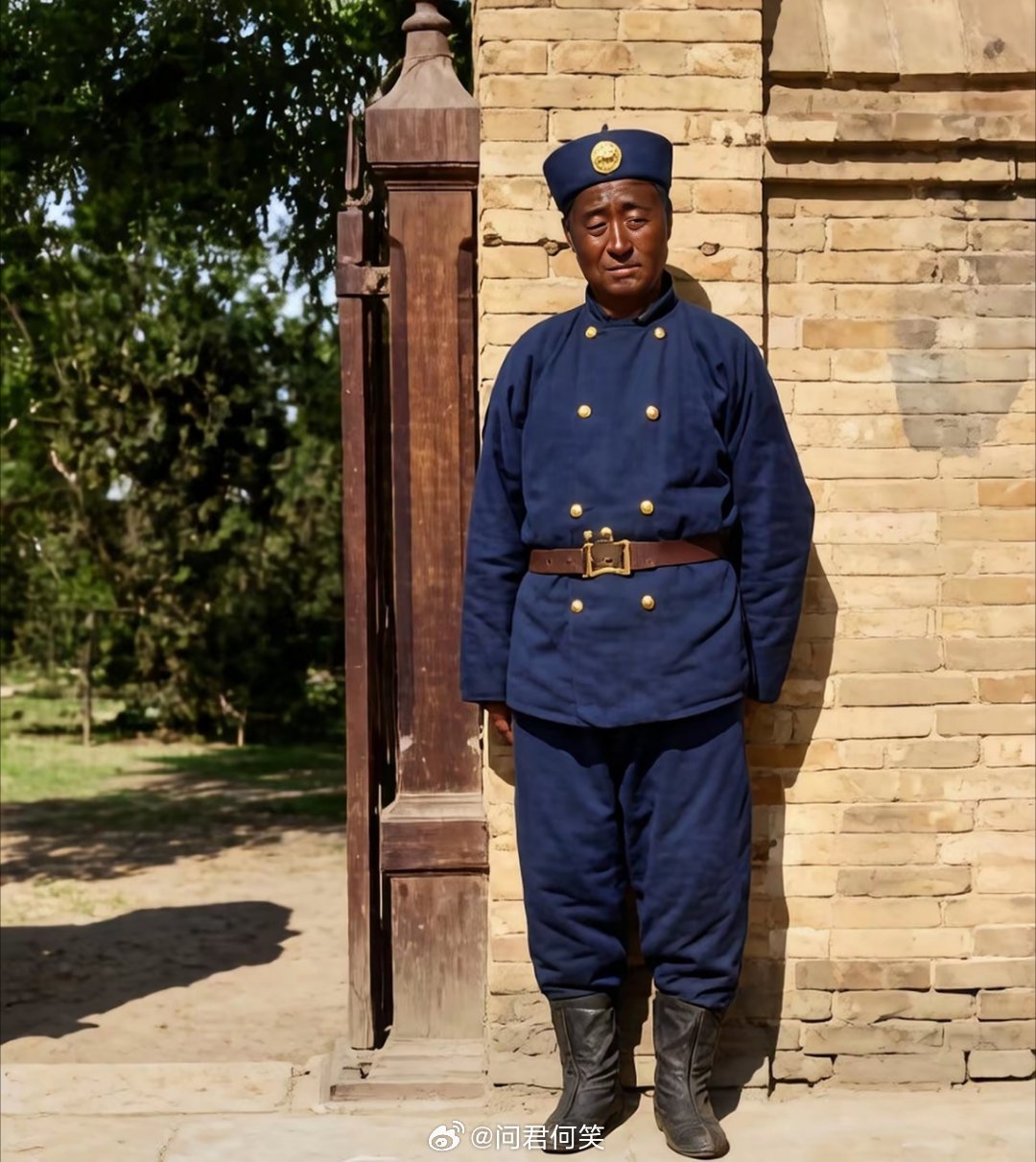 清末北京，两名巡捕为洋人把守大门。一个面色黧黑，眉宇间拧着抹不去的愁苦；一个萎靡