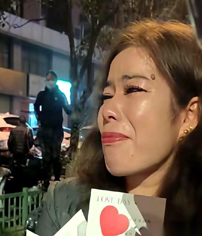 新疆女子专程跑到西安向31岁的阿达西当众表白求婚，男方吓得当场拔腿就跑。
女方前