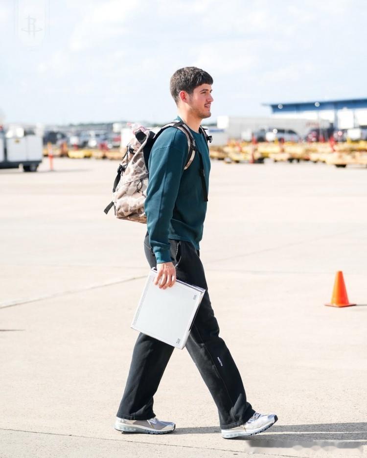 登机前往客场挑战骑士…fvv现在是每场都跟队啊…斜坡手里拿的白色的是啥？？？海王