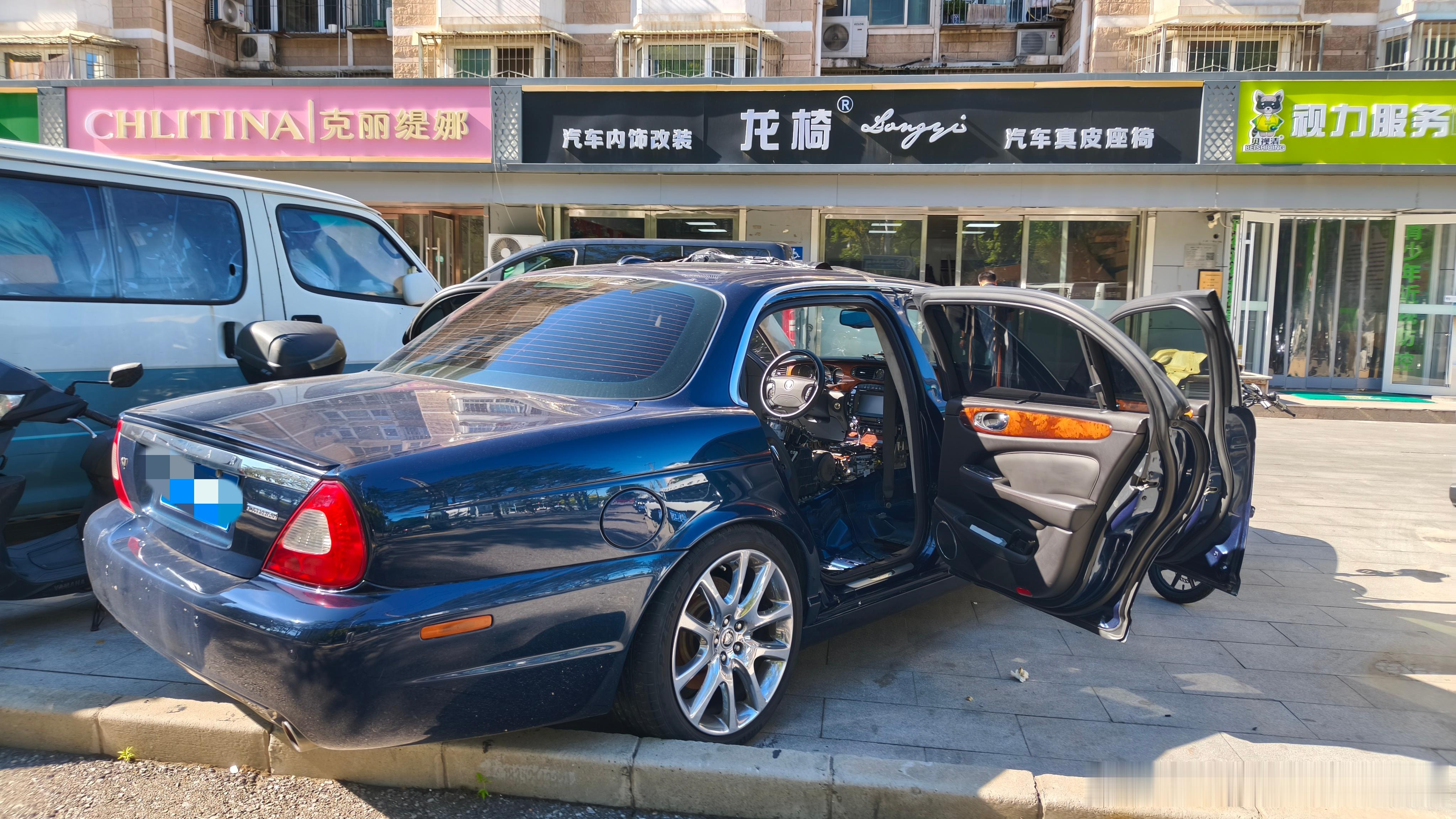 这个季节一定要注意清理天窗排水口啊，要不然水排不下去就进车里了，那工程可就大了。