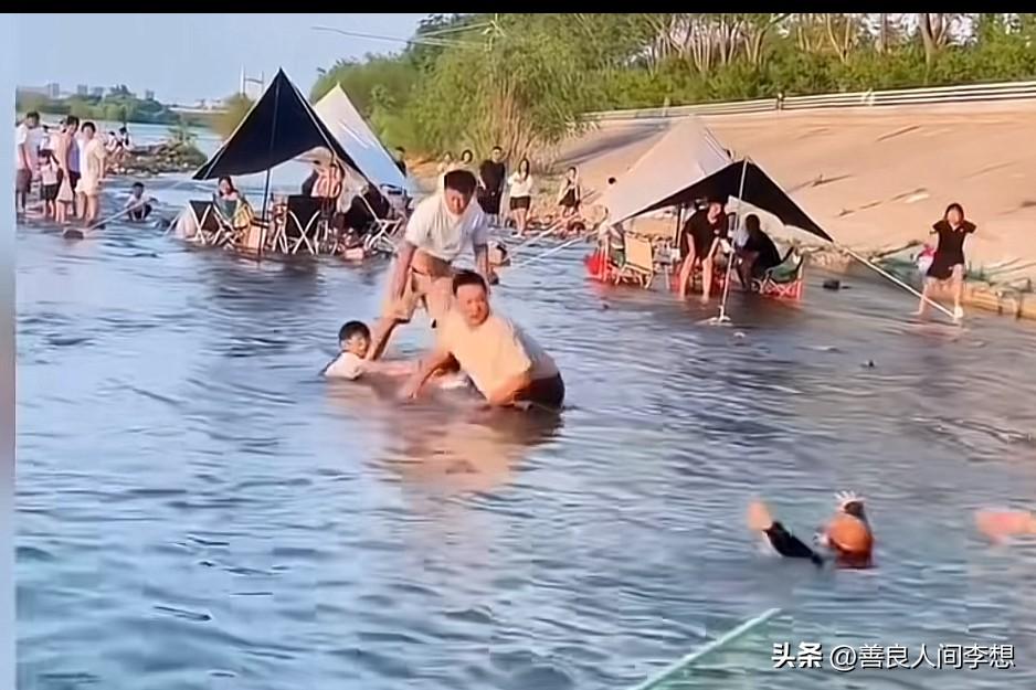 不到一分钟接连两个人落水，天津之眼摩天轮附近母子三人落水。

每年夏季是溺水身亡