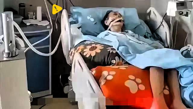98岁老母躺在ICU，一天烧掉一万块。
五个亲生儿子却手一摊，异口同声地说：
“