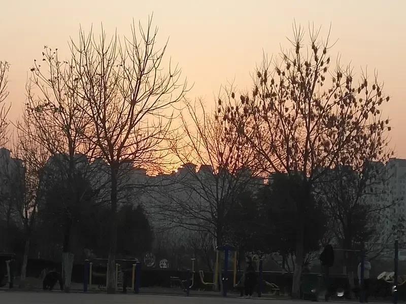现在挣钱真的好难啊，来自十八线小县城，一个月挣4000块钱，光房贷就要2000，