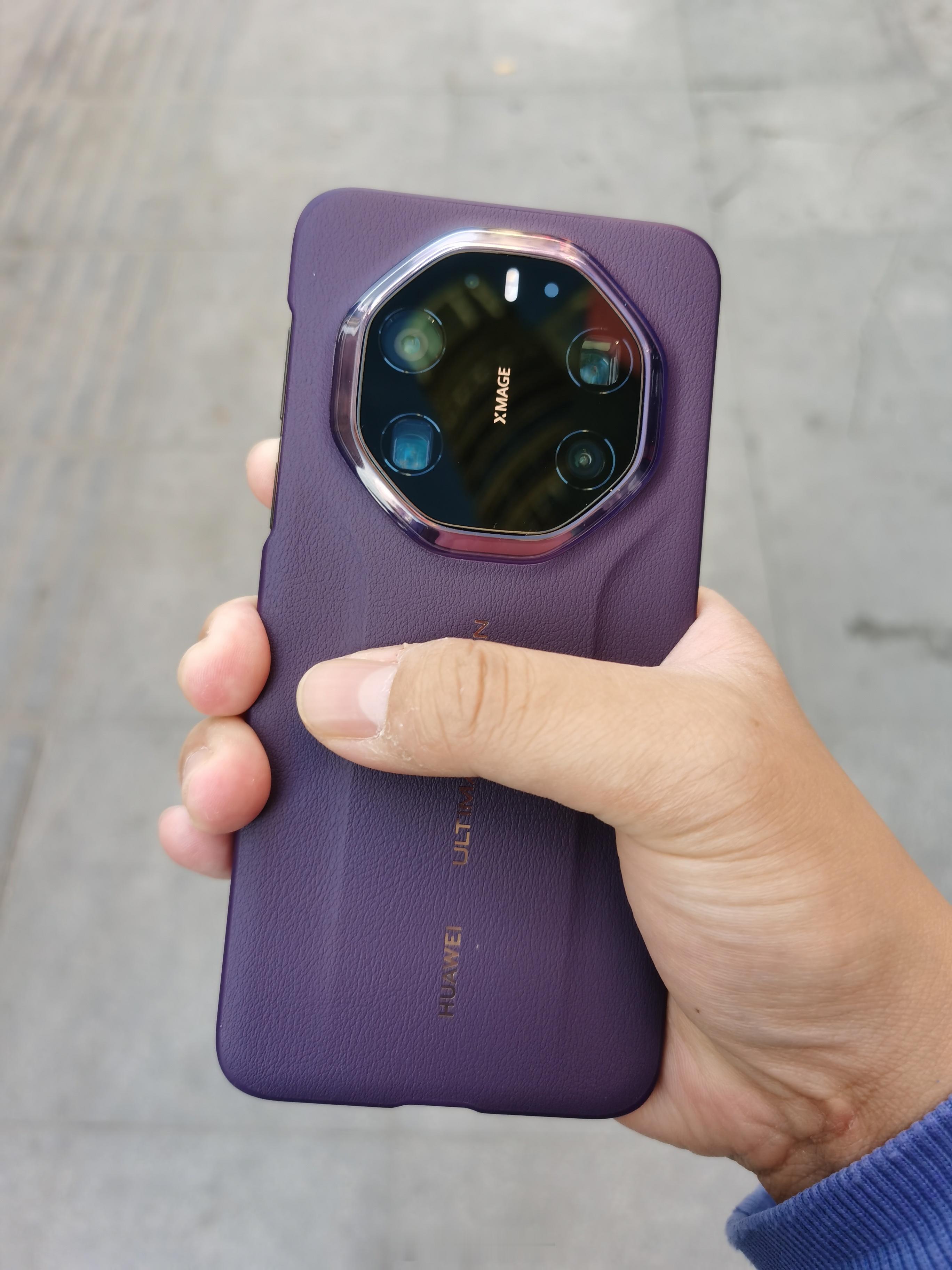 华为Mate80 RS非凡大师啥都好，就是比较宽，群里富哥的超大手都握不过来的样