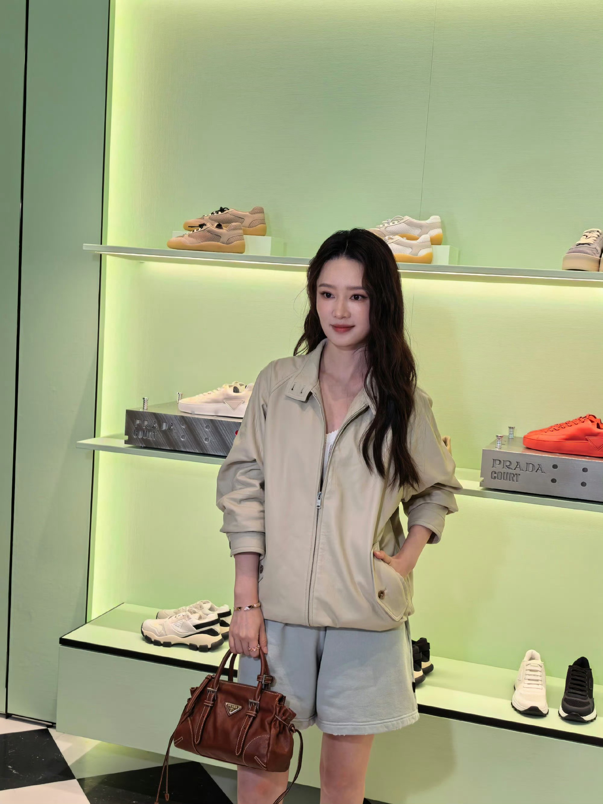 李沁深圳线下生图 李沁深圳线下活动生图，卷发休闲装状态好好，惊人的美貌！李沁深圳