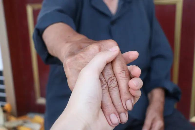 如果是健康的人单纯照顾老人，是不会累死的。只是有些孩子自身就有基础病，身子板不太