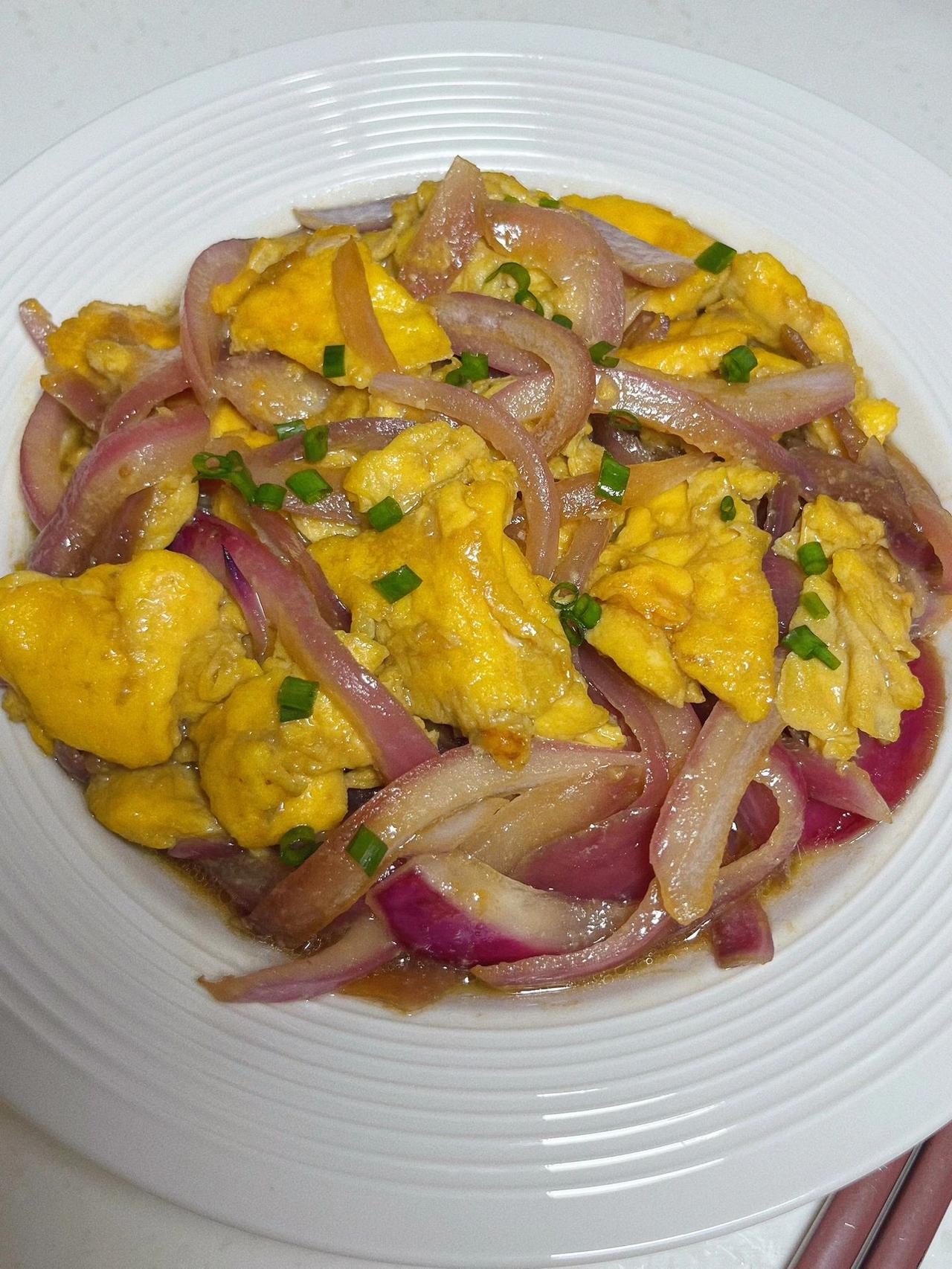 洋葱炒蛋好吃到破防！家里的米饭又遭殃
洋葱和鸡蛋搭配在一起真的泰香啦，巨下饭！
