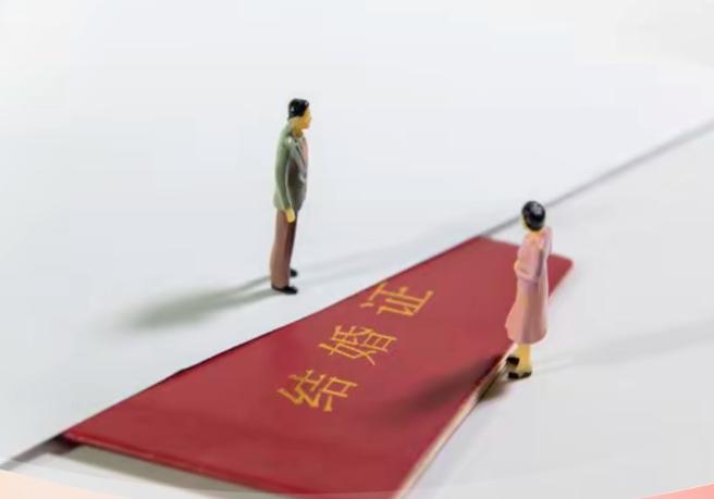 荒唐又惋惜！青海西宁两名教育从业者，仗着职业身份知法犯法、自毁前程。
 
一名已