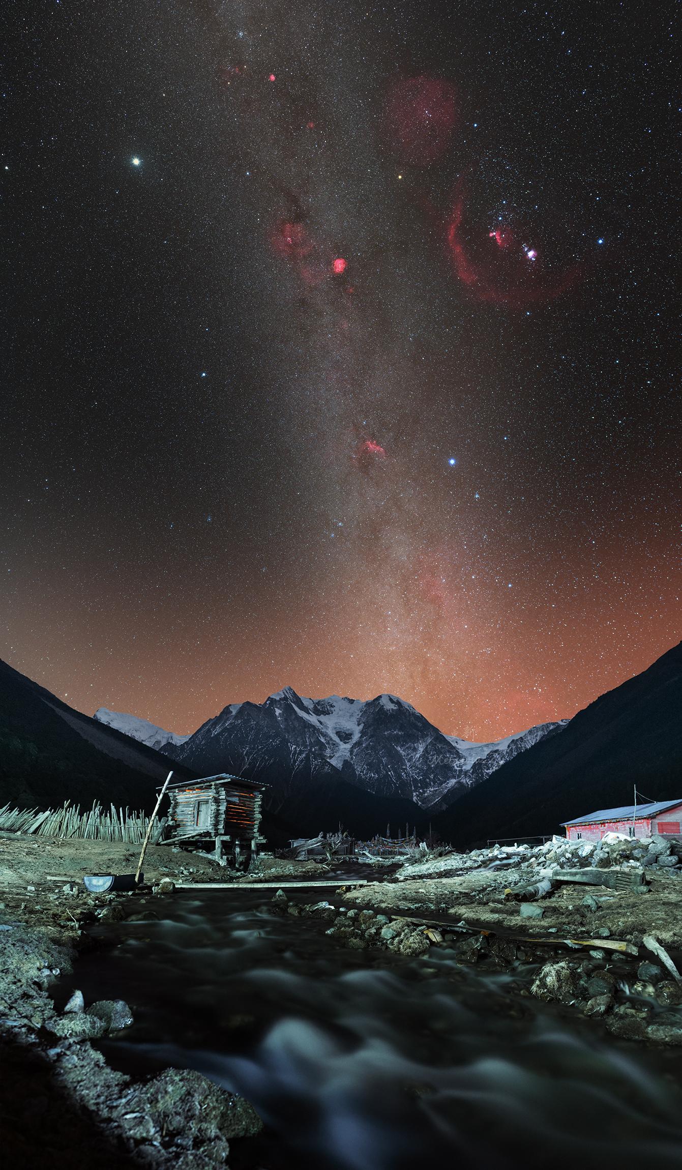 当溪流还在轻轻叩击卵石，雪山已接住了漫天星河。 风，带着猎户座的光，穿...