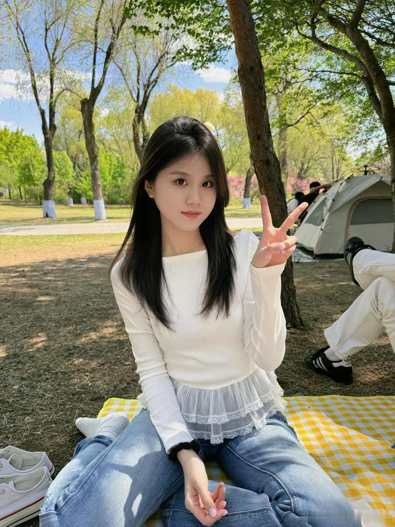 时尚穿搭今天穿什么ootd 牛仔裤搭配奶白色针织衫太有夏天的感觉了 