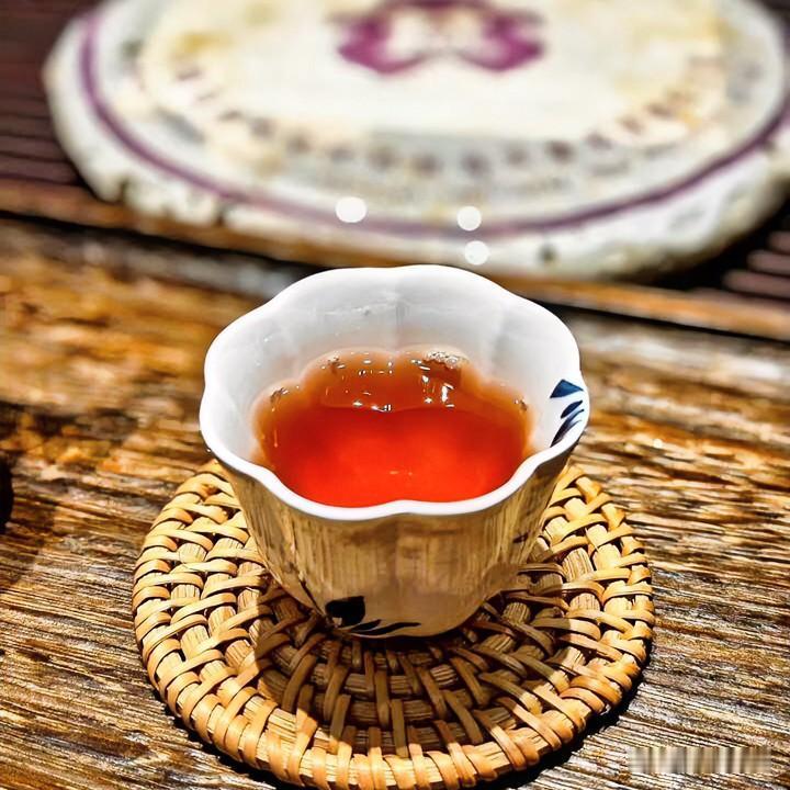 《茶道九歌体》
沸汤兮注盏，叶展兮如烟。
盏浅兮清欢，心宁兮即筵。
不求兮急盏，