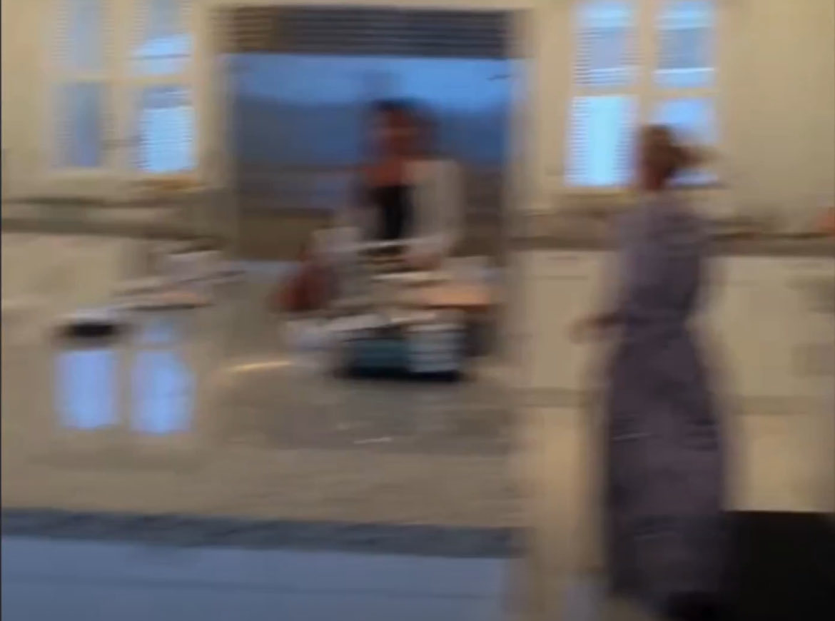 🔻美国司法部的打码有问题，漏打了几帧。爱泼斯坦在厨房追逐女孩热点现场海外新鲜事