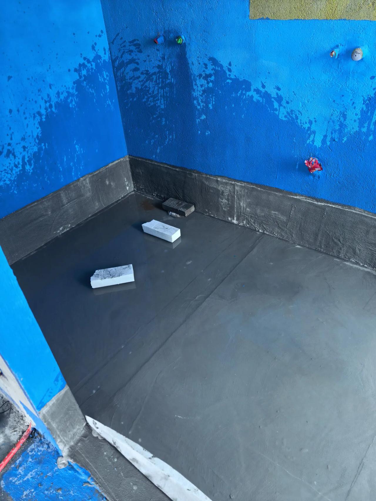 在工地干活的很多工人，拿到工资后先给媳妇转过去，自己留一点油费，和日常开销。
