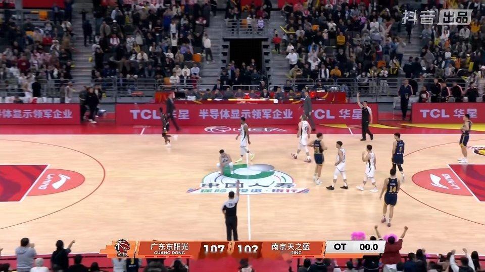 广东男篮战胜同曦男篮 最后通过加时107-102战胜了同曦，挽住了颜面。 徐杰受