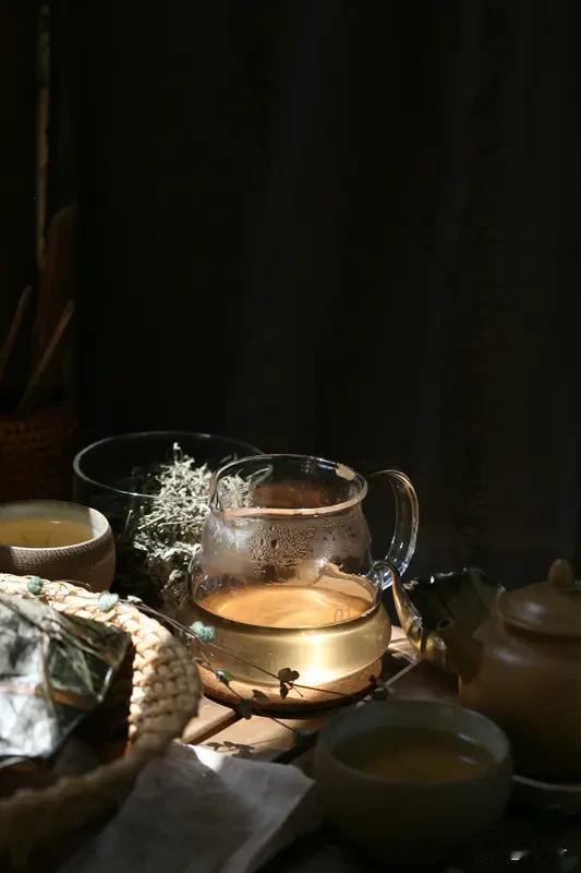 雪莲序·苦茶

雪落毡房，铜壶微沸。
掰几片砖茶，奶花碎。
苦先尝罢，喉间风起，