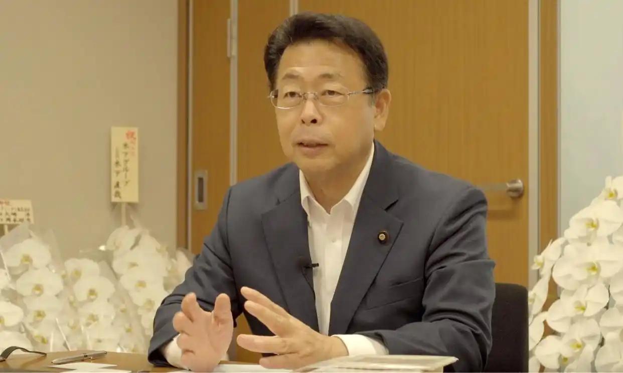 日本首相高市早苗在台湾问题上一直玩一个套路：嘴上不说不支持“台独”，但也不说支持