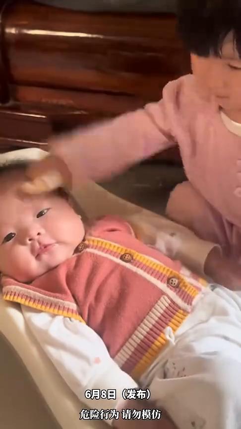 家里添了二胎姐姐疯狂吃醋，动手打妹妹后还观察大人脸色。
网友：一次不制止就会有无
