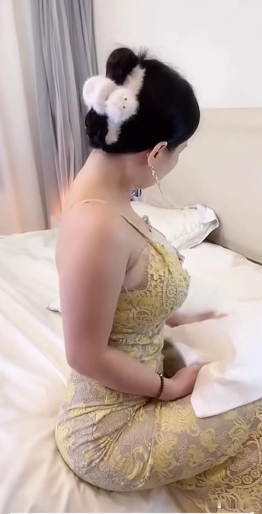 她的床单天天洗，也不脏啊为什么要天天洗？[尬笑]