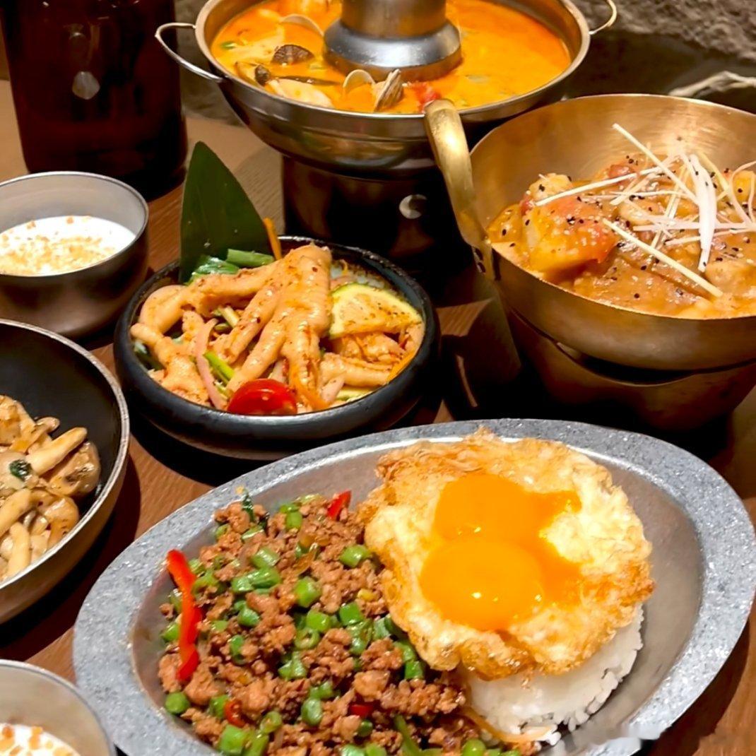生活手记 冬阴功浓汤鲜到抿舌头，酸辣凤爪开胃解腻，碎肉煲饭裹上溏心蛋液一口沦陷，