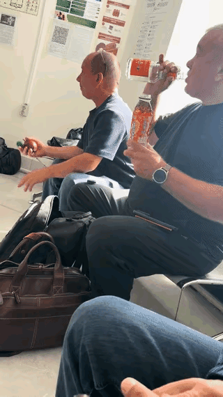 俄罗斯人喝我们的白酒，根本就不吃菜，拿起一瓶酒就开喝，这真是喝酒，看着真是怪吓人