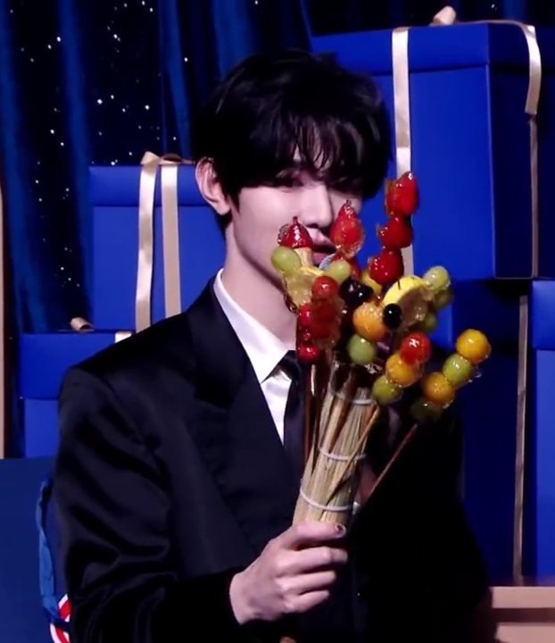 章昊抽到了丁禹兮送的糖葫芦丁禹兮的糖葫芦被章昊抽到了 微博之夜交换礼物环节，章昊