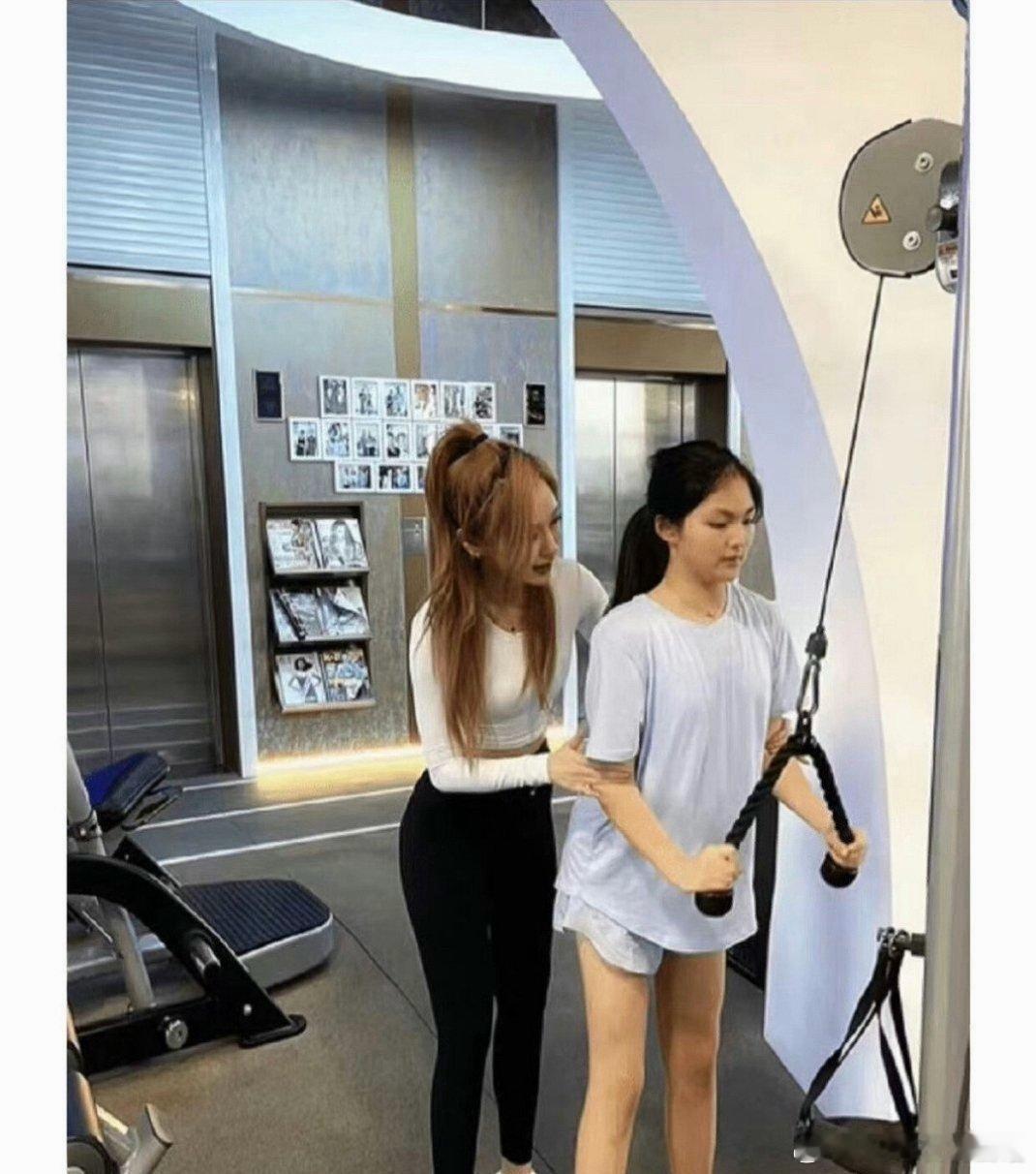 王诗龄这个腿算得上内娱第一直了 