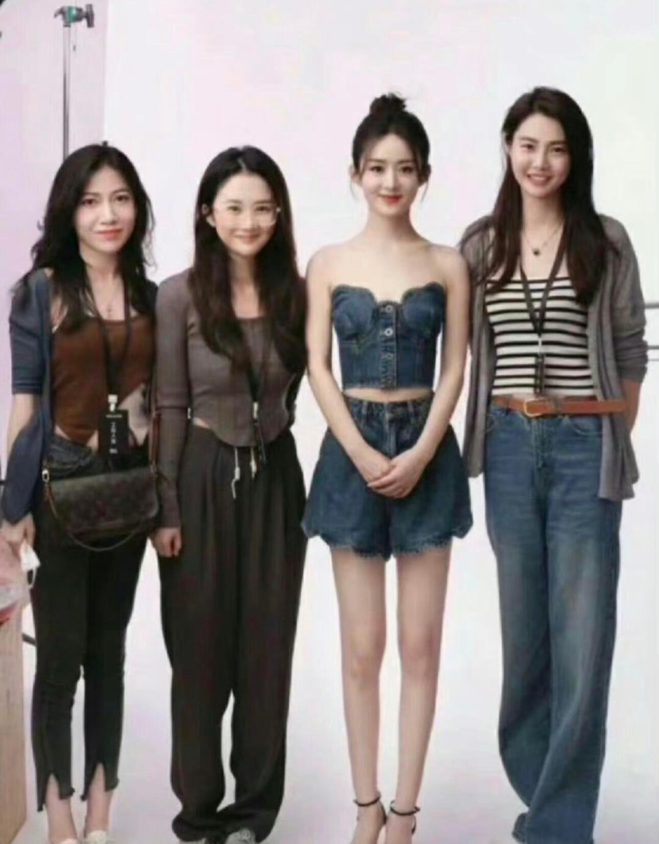 明星和普通人最大的区别就是脸小头小，这么一对比就很明显了