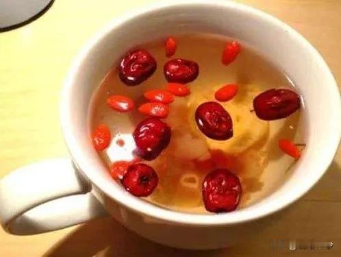 枸杞：中华滋补瑰宝，探索其多效搭配

在中华传统养生文化中，枸杞无疑是一颗璀璨的