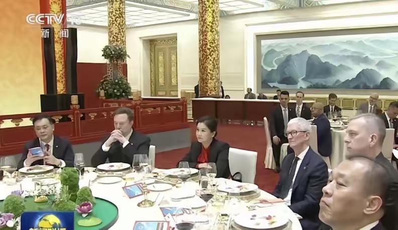 这次美国访华晚宴中，坐在马斯克和库克中间的蓝思科技创始人周群飞，就是从农村打工妹