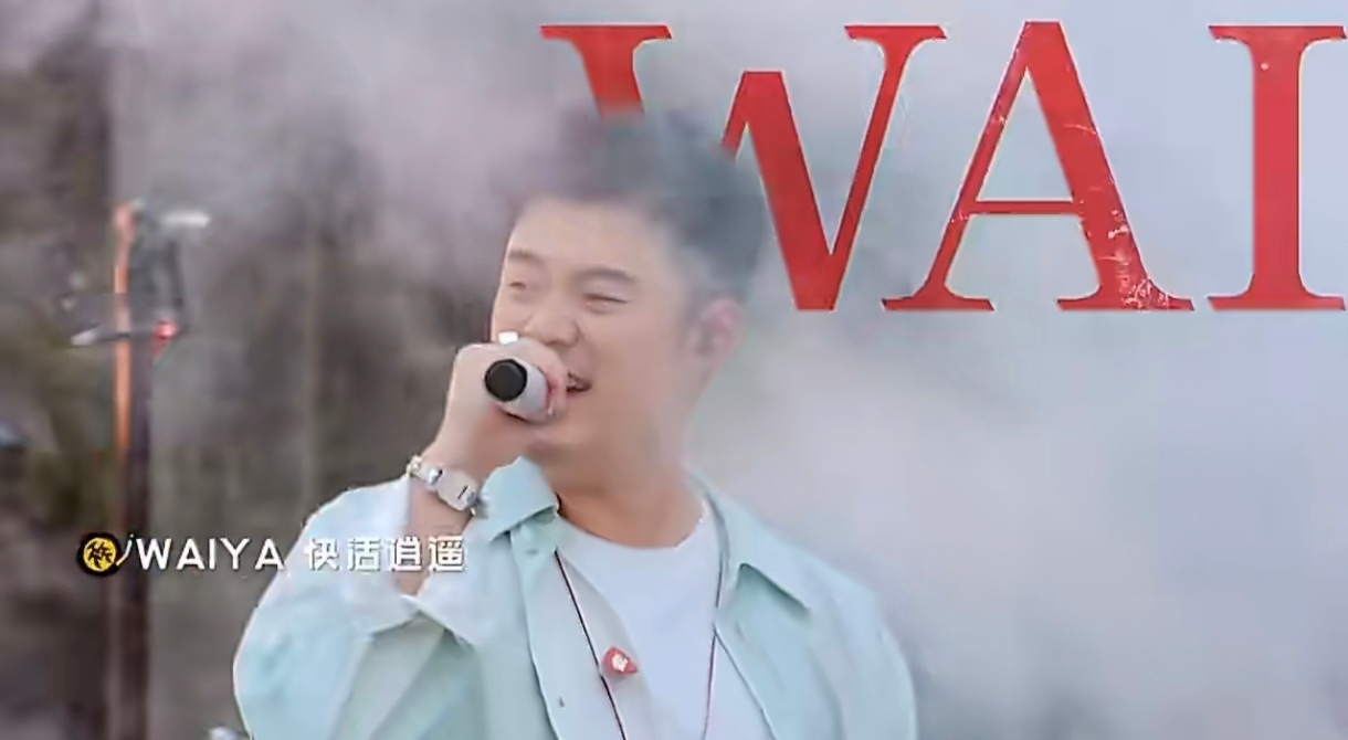 陈赫在万妮达旁边起到曾毅的作用哈哈哈哈哈一人负责火力全开唱全场，一人负责点睛一句