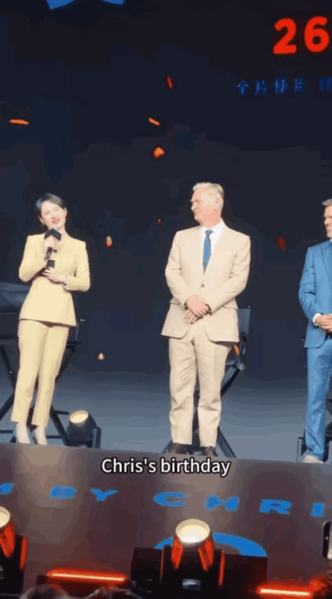 7月30日，上海广播电视台主持人陈璇在《奥德赛》北京首映礼上，因半蹲递话筒给外籍