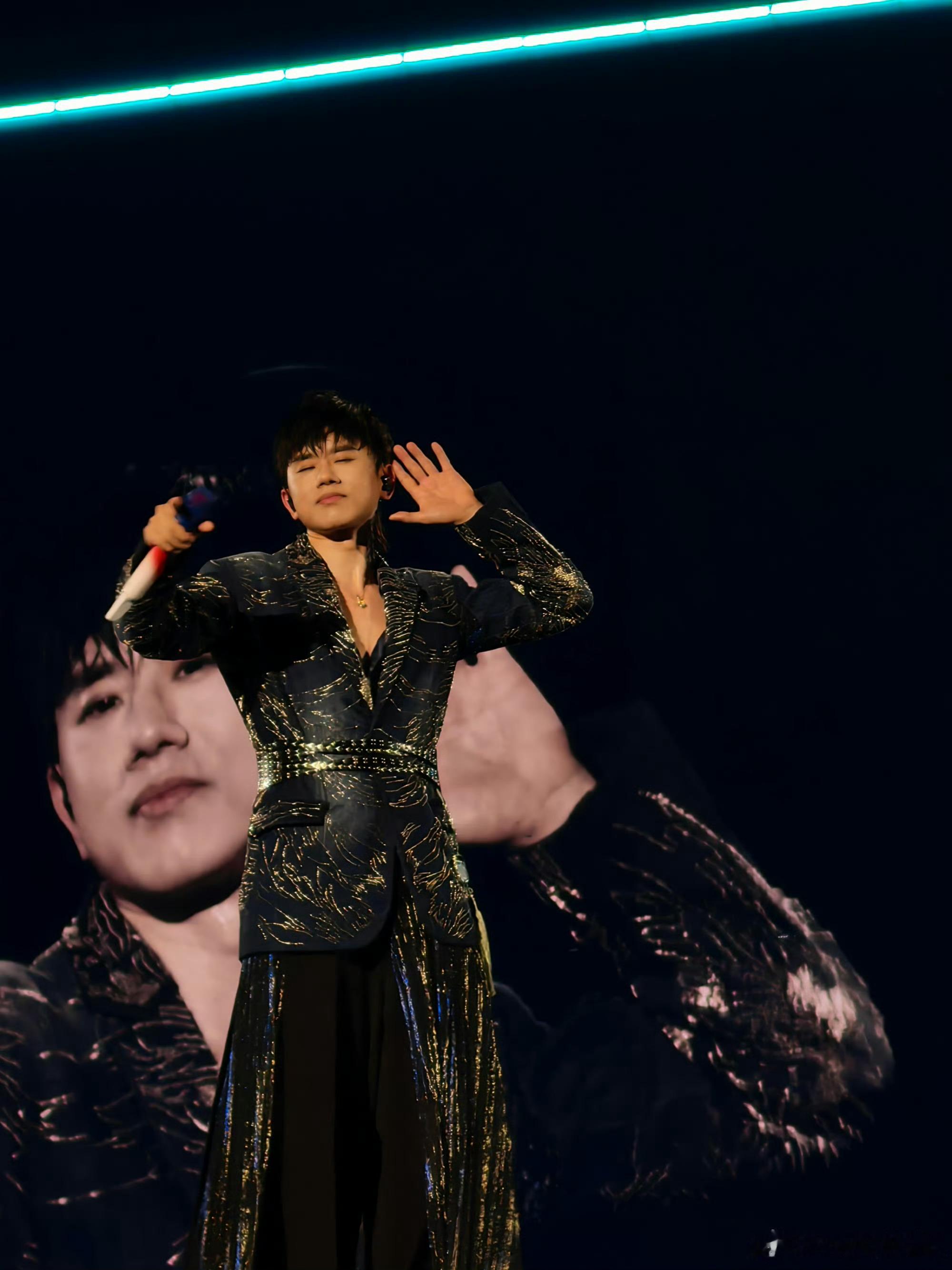 张杰别递麦了我唱不上去哈哈哈哈杰哥对我们太自信啦！根本唱不上去呀 