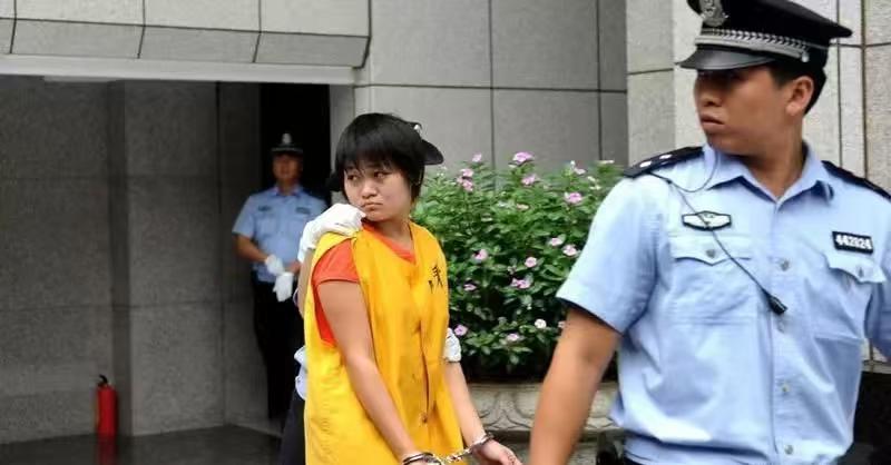 一个普通家庭，住在索科大楼8楼，结果女儿把父母给杀了，还分尸了。
事情发生在20