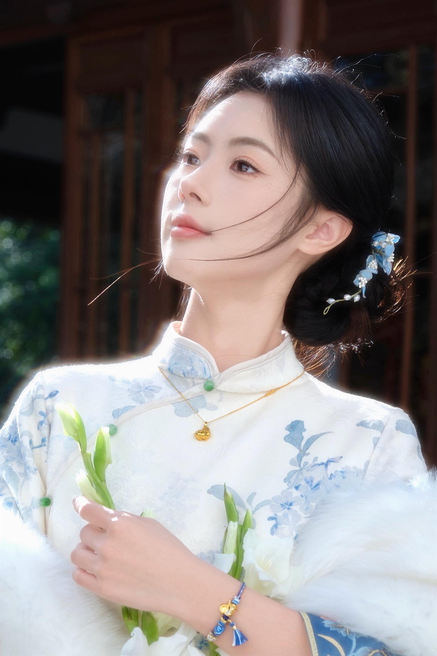 如传世的青花瓷自顾自美丽。