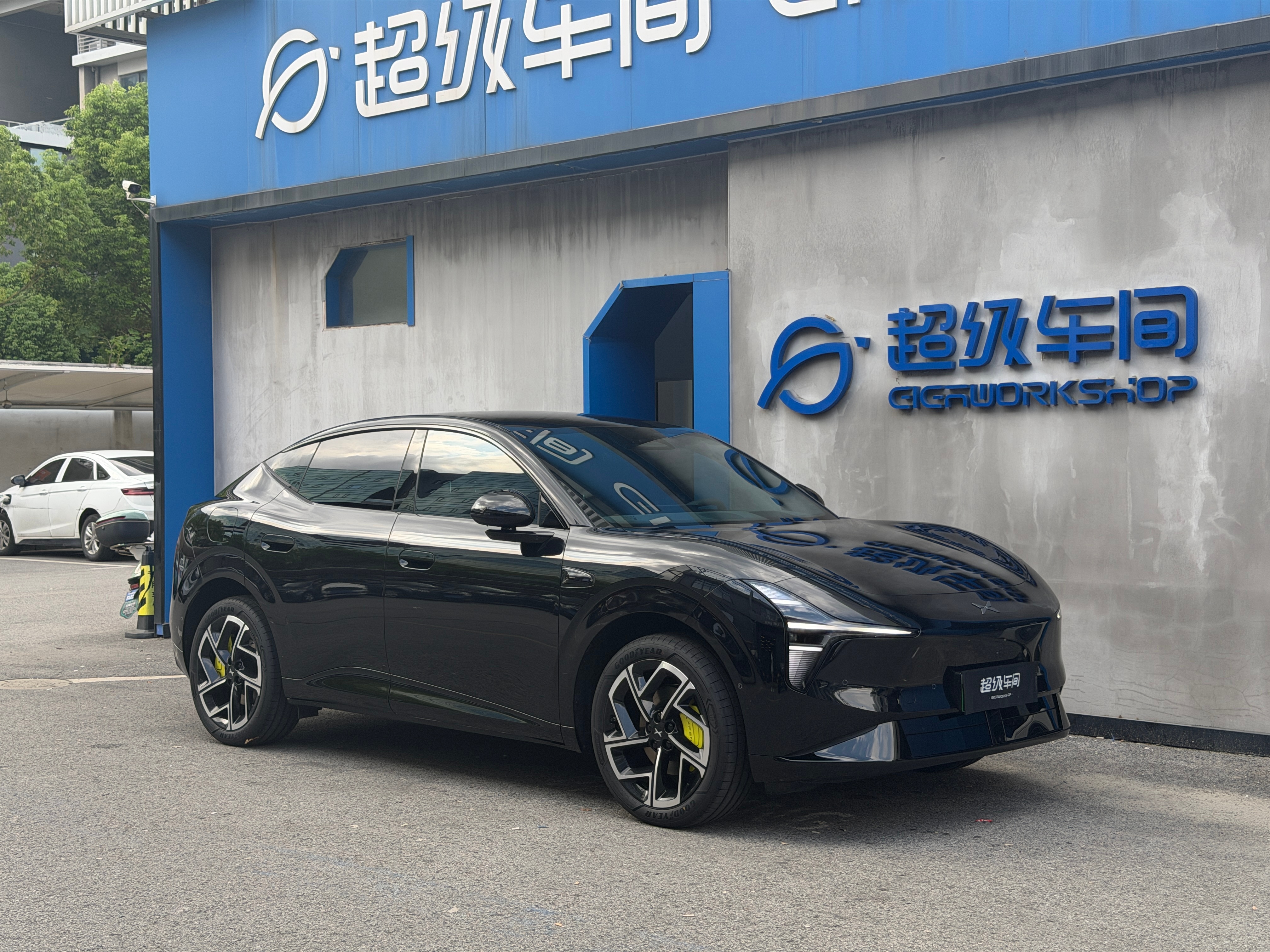 好家伙、居然是一台增程版的小鹏 L03这在上海可不多见啊 ​​​