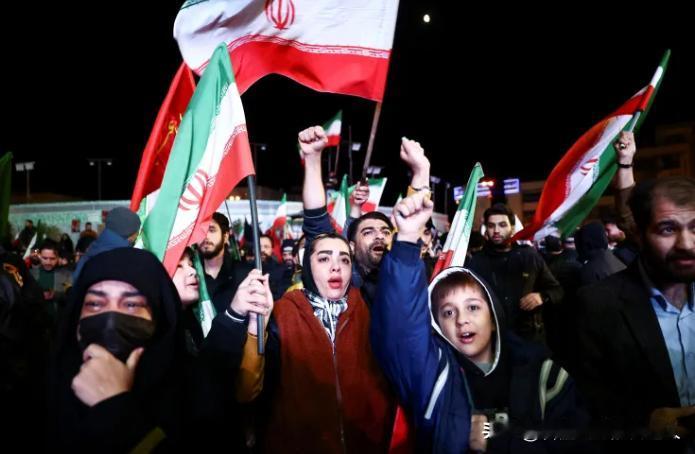 美伊第二轮谈判桌还没收干净，革命卫队昨晚就把导弹车队开进了德黑兰市区，卡车拉着真