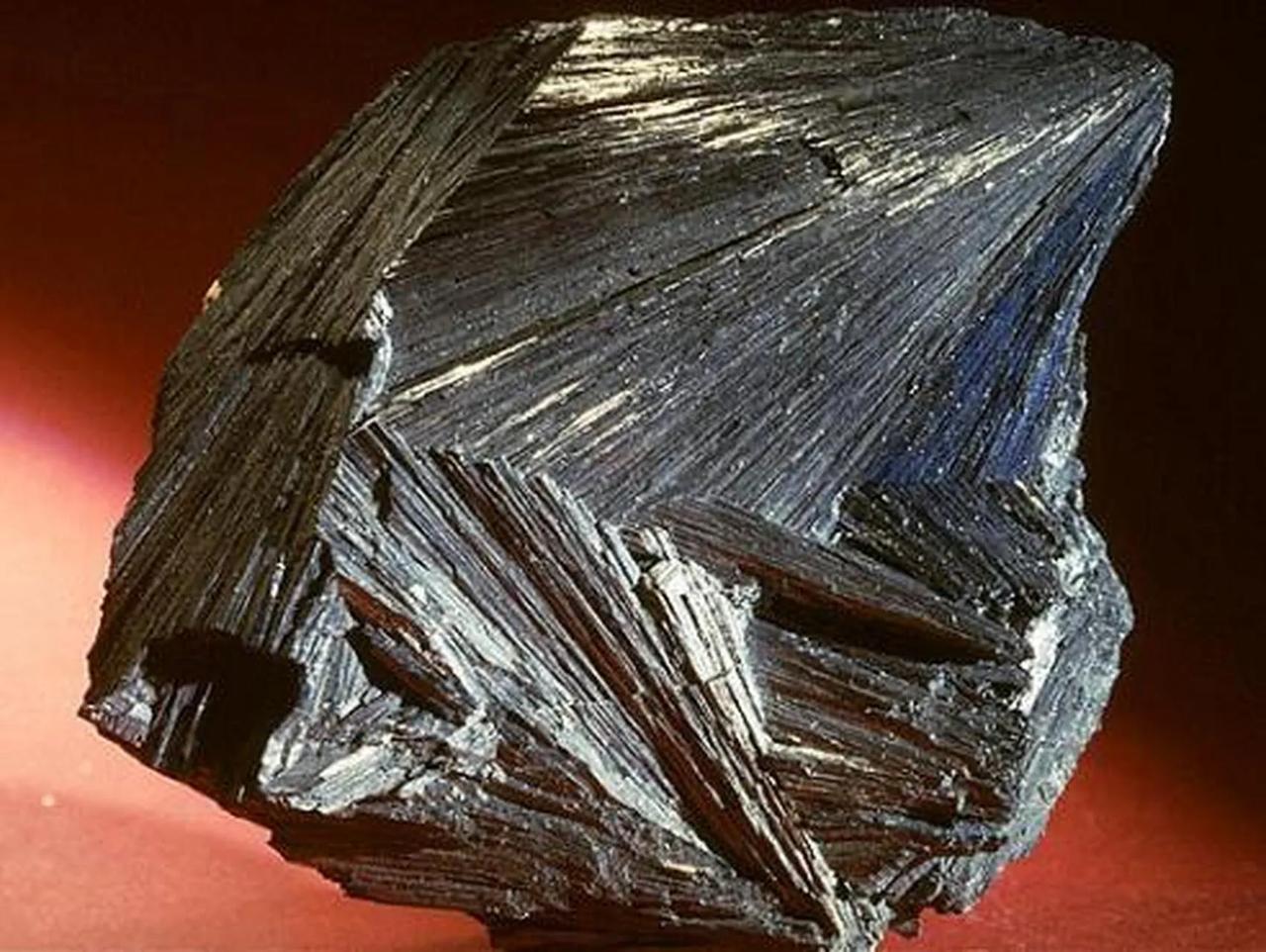 在这一轮股市超级大牛市叠加资源商品超级大牛市中，我们到底该怎么选股？
一、看准方