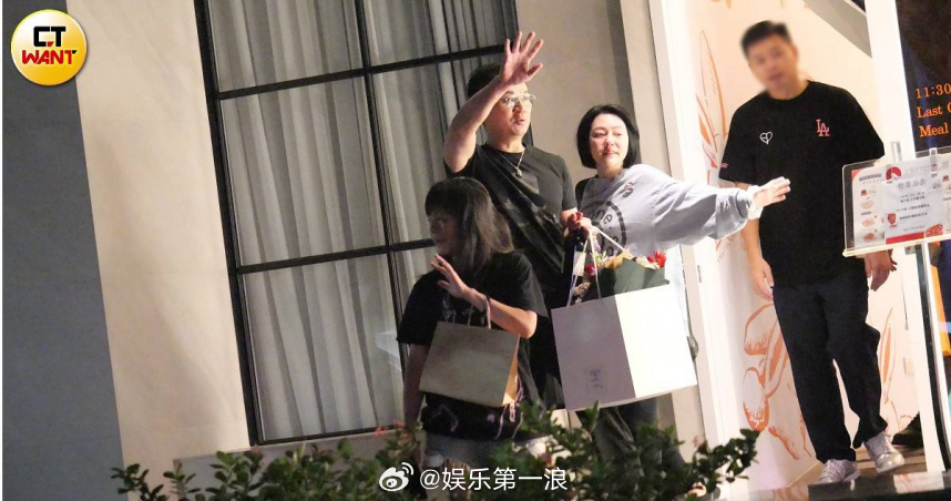 小S全家现身庆功宴小S许雅钧聚餐后牵手离开 台媒拍到18日晚小S全家现身庆功宴，