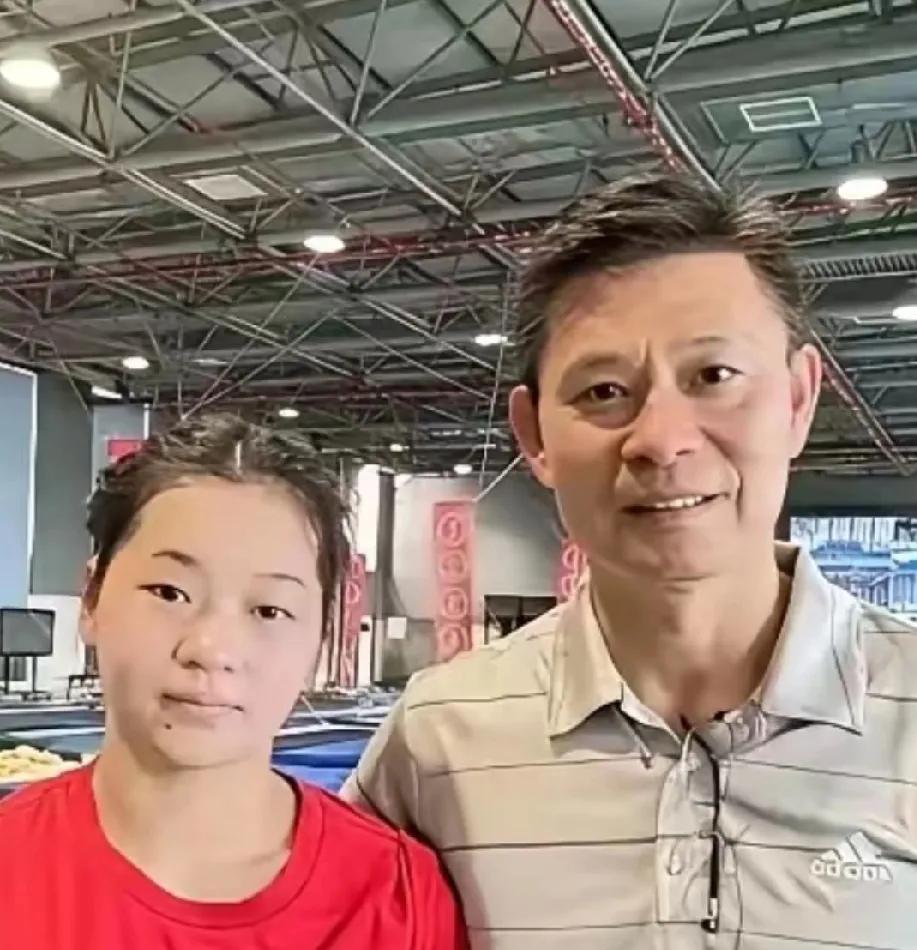 全红婵和教练合影里，新发型太惊艳啦！以前清爽短发很有灵气，现在头发微微变长，编起