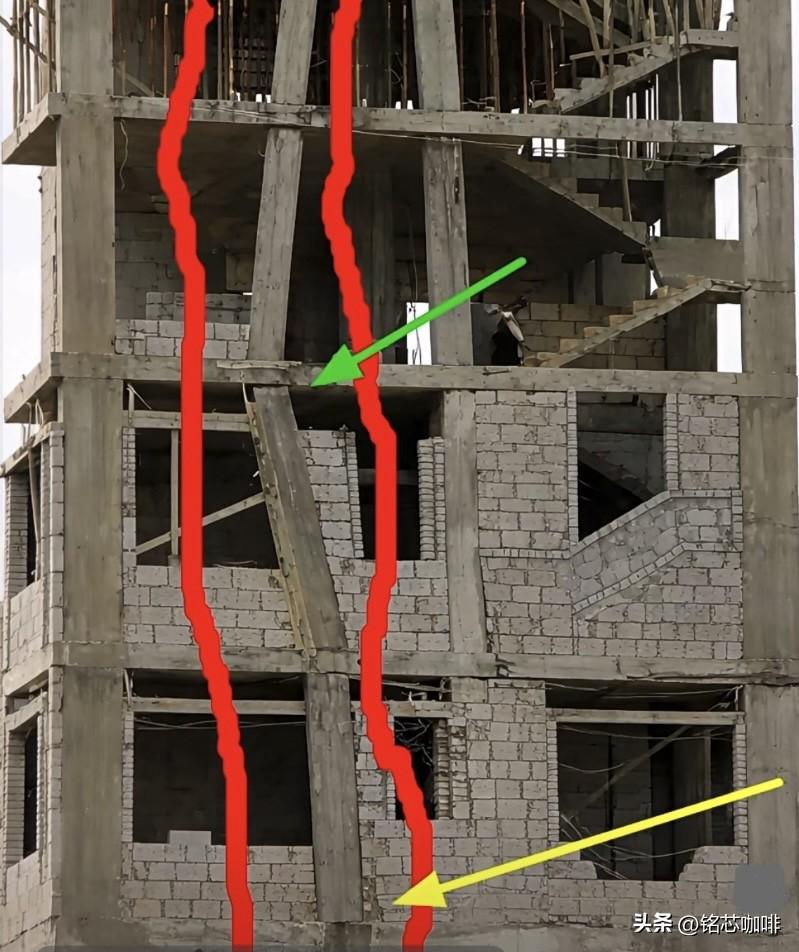 这房子🏠马上就封顶了，
现在被迫到停工。
你们能看到是什么原因吗⁉️