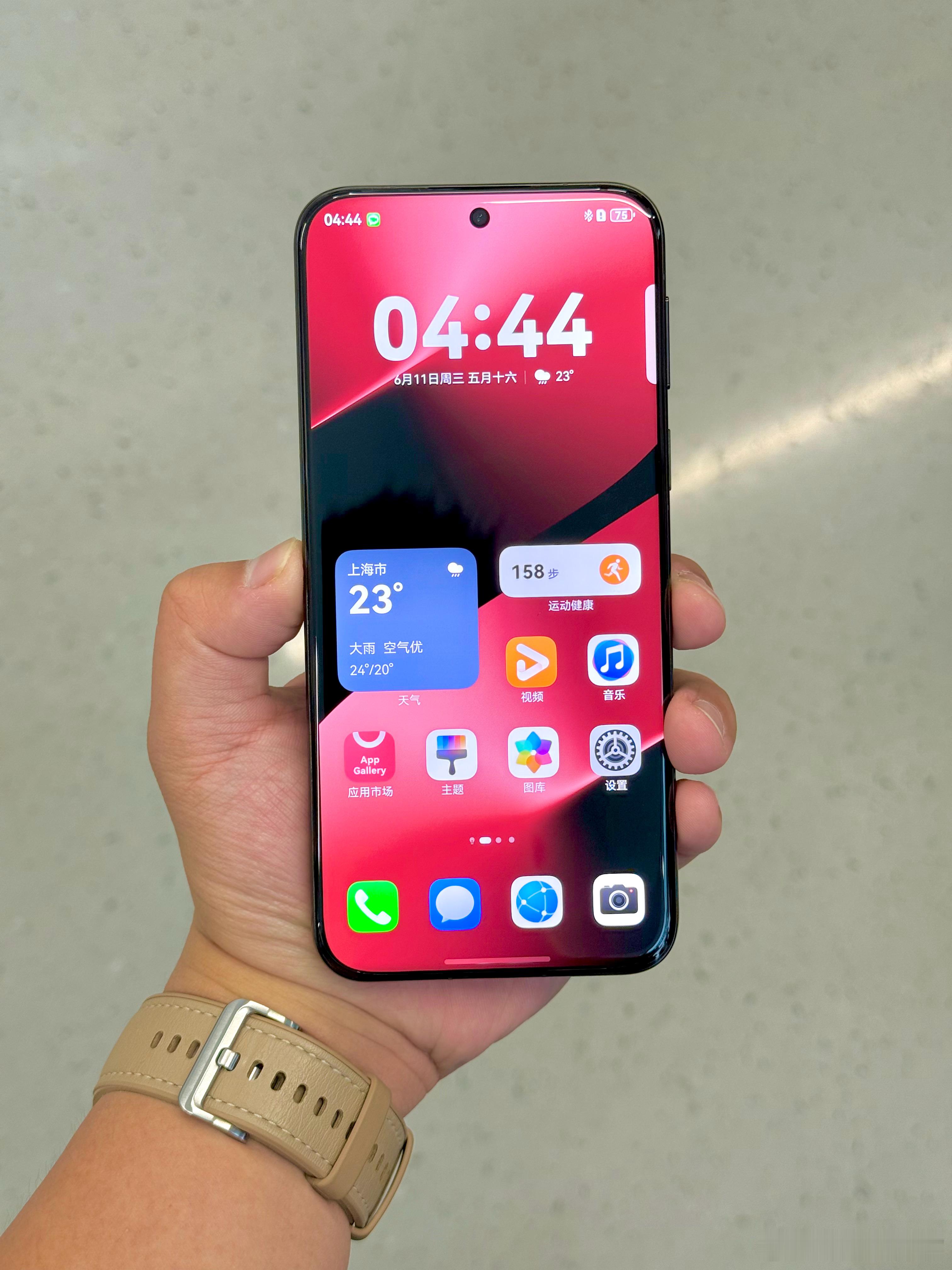 渣浪真是人才，刚发的华为Pura 80 Pro｜Pro+真机又被夹了，微博夹的实
