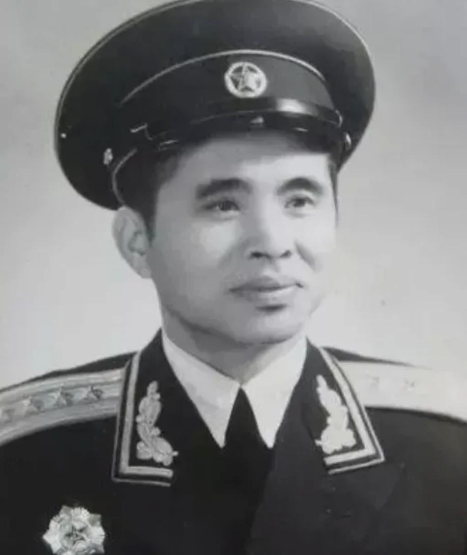 1941年，深夜，新四军宿营西峰庵。23岁队长蒋天然起身巡查，路过方丈房间，听见