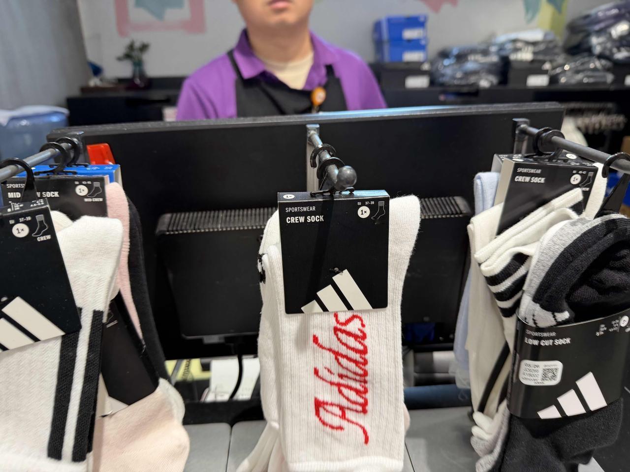 昨天中午1点30分，我去西安高新路上的五环高新工厂店买袜子。
很多年了，夏秋天，