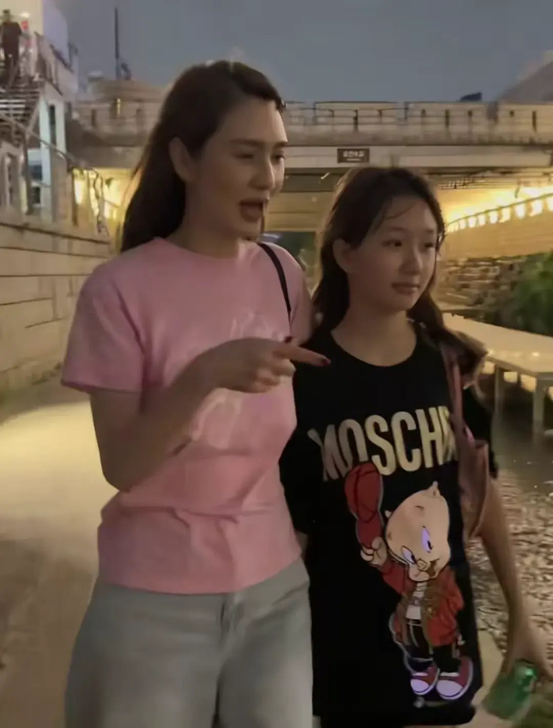 洪欣带女儿去河边玩，11岁彤彤身高超过160 给妈妈捶背太暖了！ ​​​