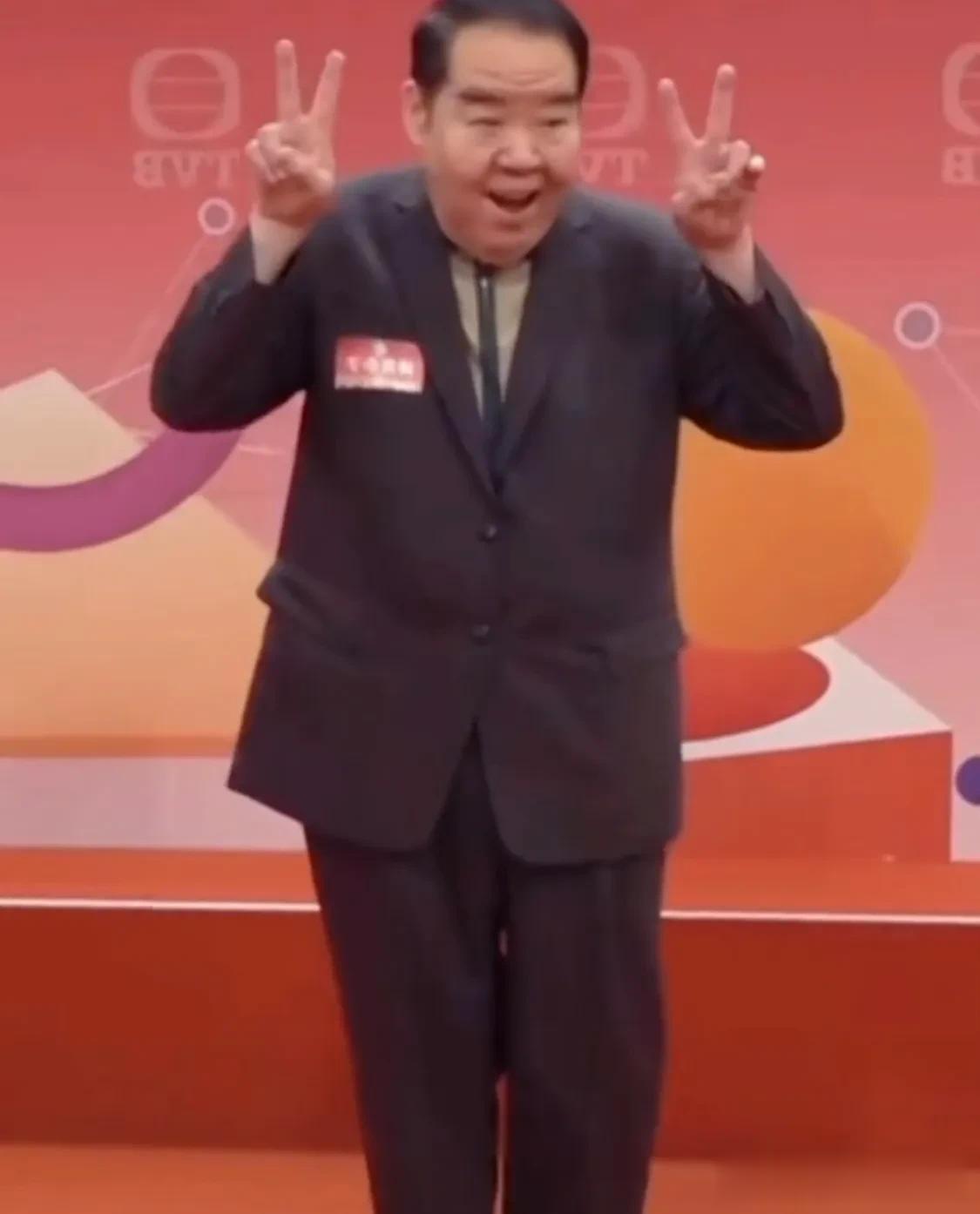 肥猫还有人记得吗？郑则仕现身新剧宣传，曾三夺影帝，为了妻子高额的治疗费，72岁还
