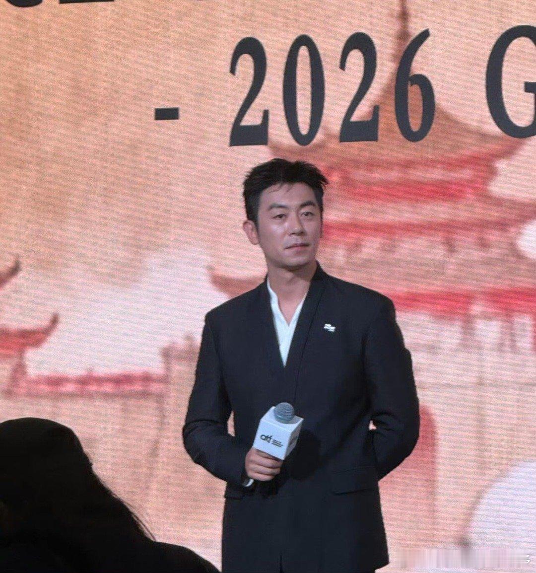 白宇朱亚文有一种体制内的帅 新加坡新剧《太平年》宣传同框太绝！肩宽腿长气场拉满，